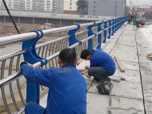 洛阳不锈钢桥梁护栏除锈维护的重要性及其方法