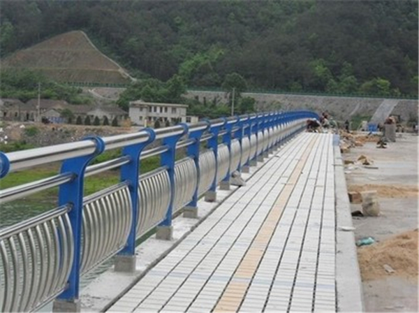 洛阳不锈钢桥梁护栏的特性及其在现代建筑中的应用